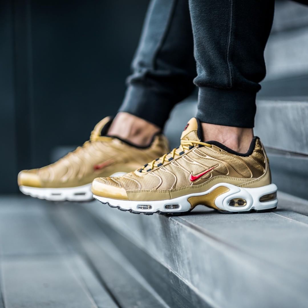 Nike tn shop metallic gold